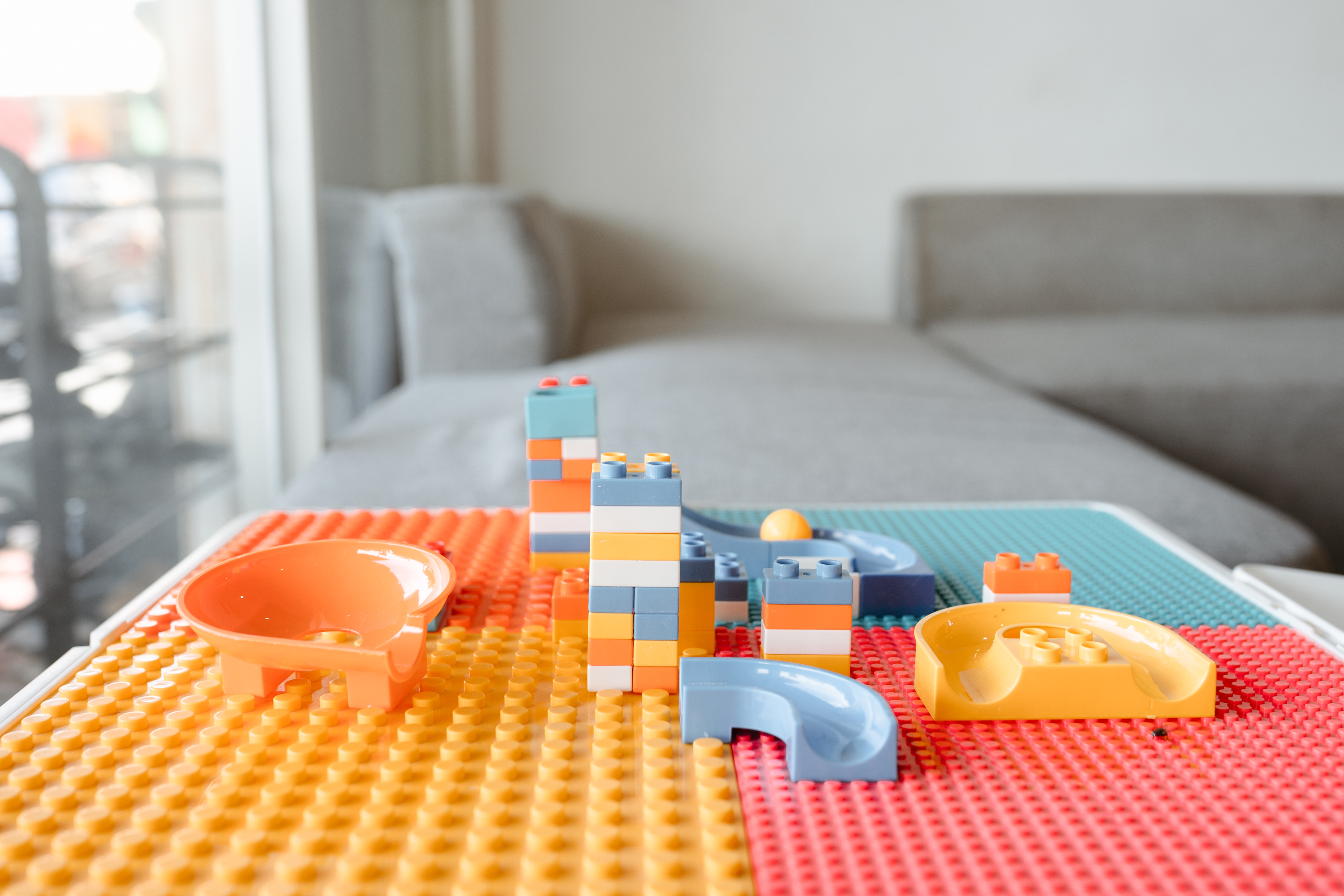 Area tunggu ramah anak dengan mainan edukatif di INTRO Dental