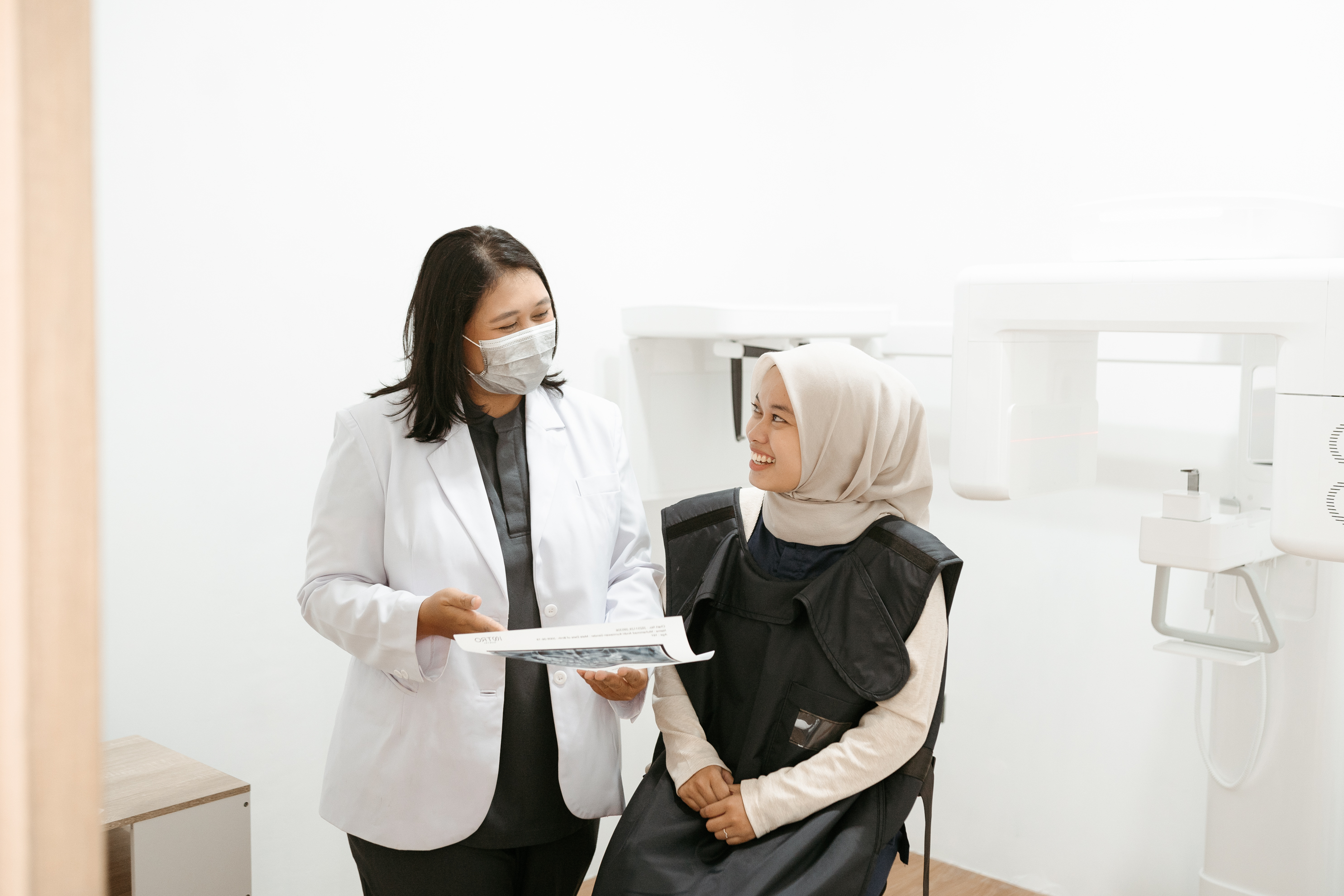 Dokter gigi memberikan konsultasi dan edukasi perawatan gigi kepada pasien